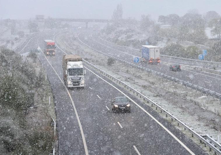 La nieve complica el tráfico en carreteras de cinco provincias de Castilla y León